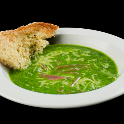 Nina-Crema de arvejas con menta crocante de jamón serrano